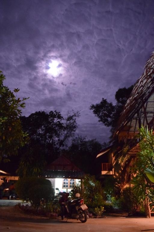 Ban Sabai Sabai Guest House Kanchanaburi Exterior foto